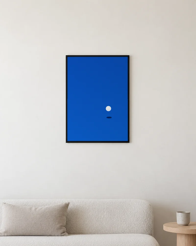 浮く点と影をソファの上に飾った様子